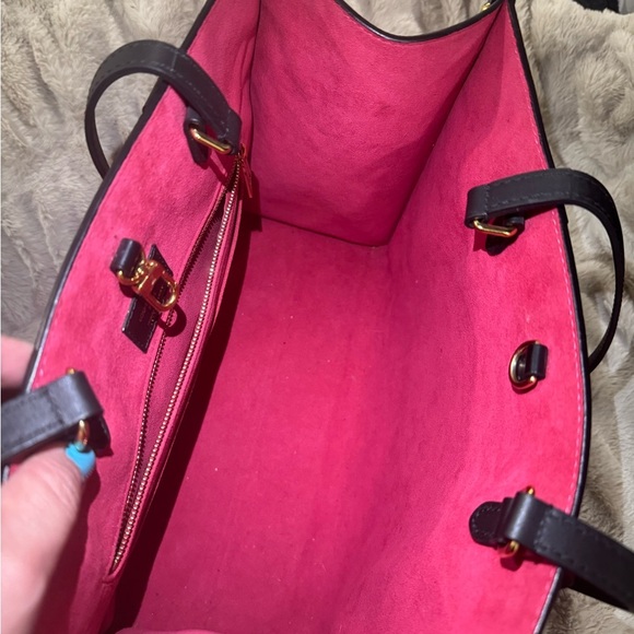 AUTHENTIC Louis Vuitton Black/Fuchsia Epi On The Go MM - Picture 12 of 16